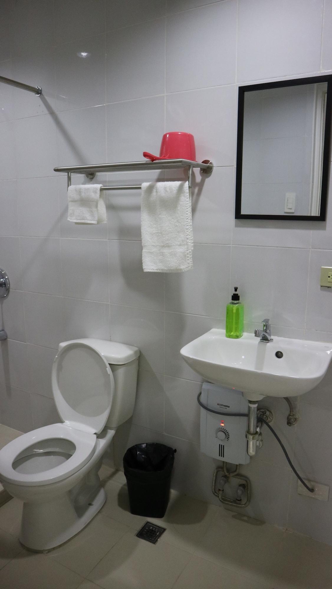 Doniti Suites And Events Place Mandaluyong Екстериор снимка
